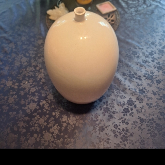 Elegant White Ceramic Vases - Picture 6 of 10